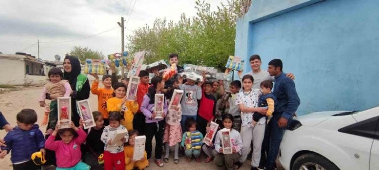 Depremzede cocuklara oyuncak dagitildi habermeydan