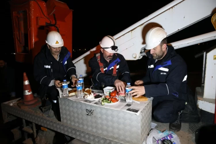 Musta Vedas ekipleri elektrik kesilmelerine karsi gece gunduz gorev basinda Habermeydan