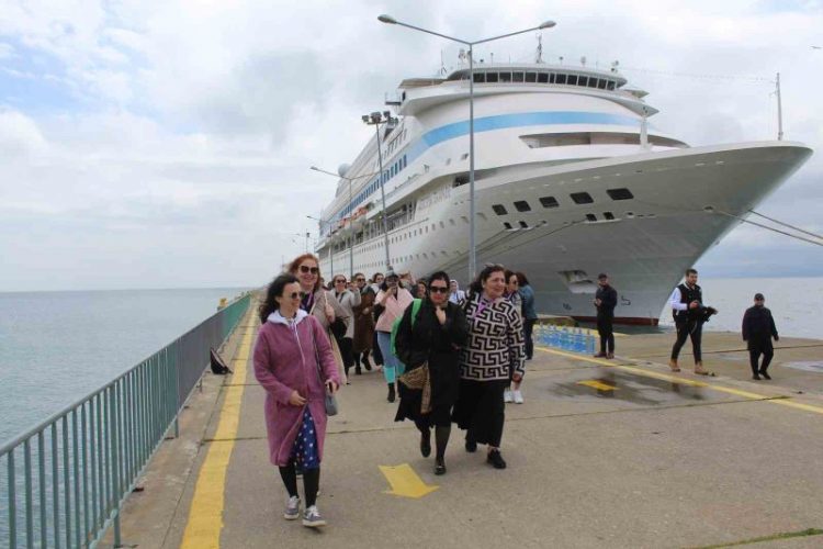 Sinopa sezonun ilk kruvaziyer gemisi ulasti Habermeydan