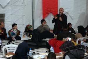 Soylu Kahramanmarasta depremzedelerle iftar yapti2 habermeydan