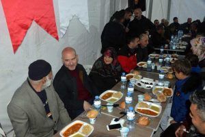 Soylu Kahramanmarasta depremzedelerle iftar yapti3 habermeydan