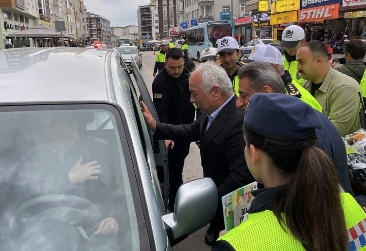 İçişleri Bakan Yardımcısı Mehmet Ersoy, Sinop'ta trafik denetimine katıldı.Ersoy, "Karayolu Güvenliği ve Trafik Haftası" dolasıyla kent merkezi Gelincik Mahallesi’ndeki denetimde, sürücülere yaya ve trafik güvenliği konusunda bilgilendirme yaptı. ( Gökhan Gücüklüoğlu - Anadolu Ajansı )