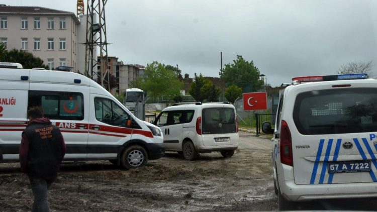 sinop ta insaatta calisirken dusen isci yaralandi habermeydan