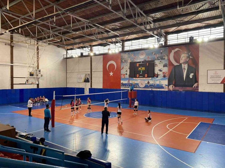 sinop ta voleybol kucukler kiz erkek grup musabakalari basladi habermeydan