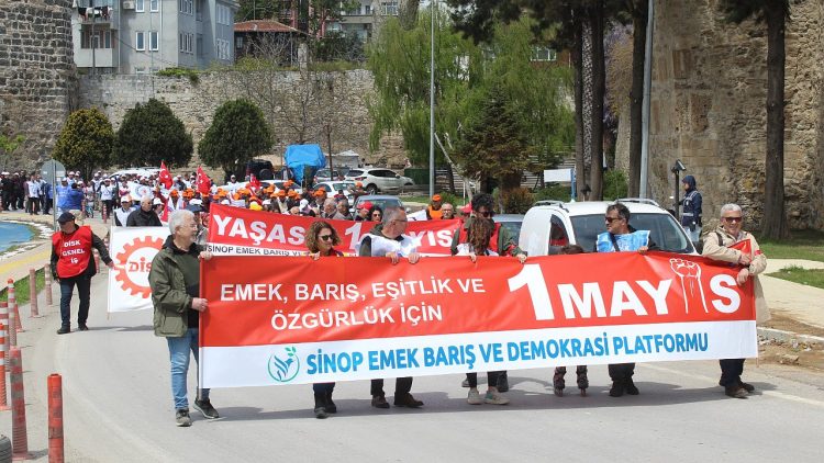 sinopta 1 mayis isci ve emekciler bayrami coskuyla kutlandi habermeydan