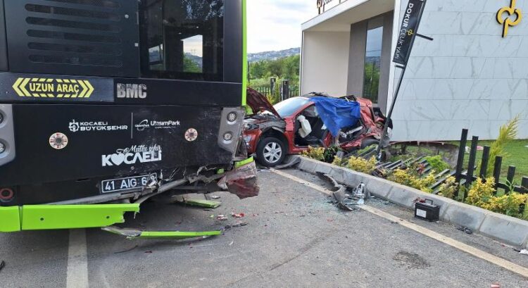 izmit te belediye otobusu otomobille carpisti 3 olu 3 yarali habermeydan