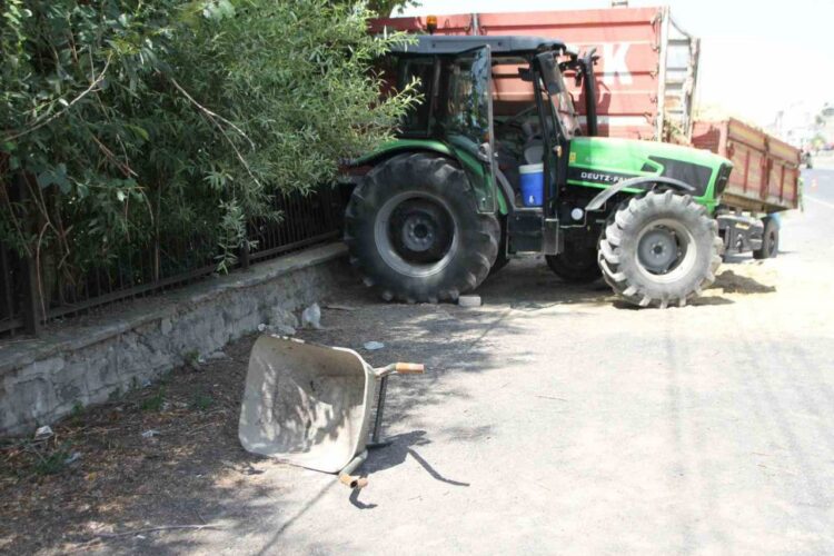 mus malazgirt te yol kenarinda bekleyenlere traktor carpti habermeydan