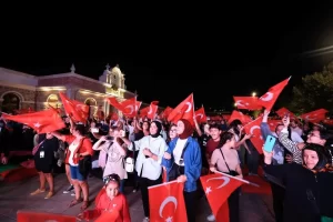 istanbul da turk bayraklari ile sampiyonluk kutlamasi habermeydan