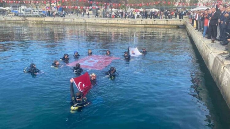 sinop ta cumhuriyet in 100 yilina ozel su altinda turk bayragi actilar habermeydan