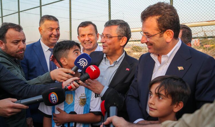 Ozgur Ozel ve Ekrem Imamoglu Osmaniyede cocuklarla futbol oynadi habermeydan