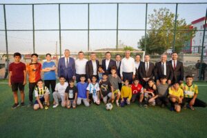 Ozgur Ozel ve Ekrem Imamoglu Osmaniyede cocuklarla futbol oynadi2 habermeydan