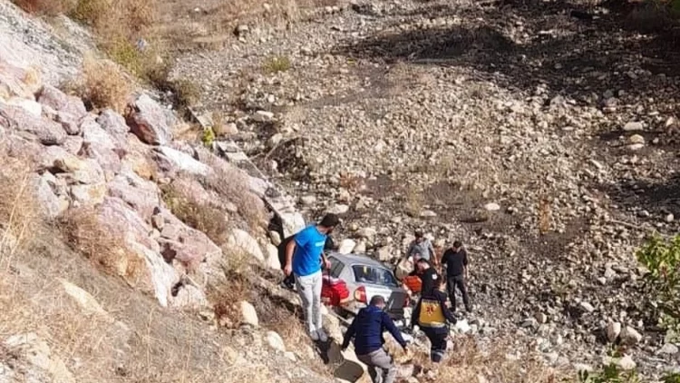 sinop boyabat ta otomobil dereye yuvarlandi habermeydan