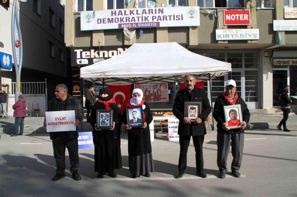 mus ta ailelerin evlat nobeti devam ediyor1 habermeydan