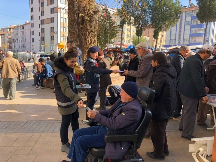 sinop boyabat ta polisler vatandaslara bilgilendirici brosur dagitti habermeydan