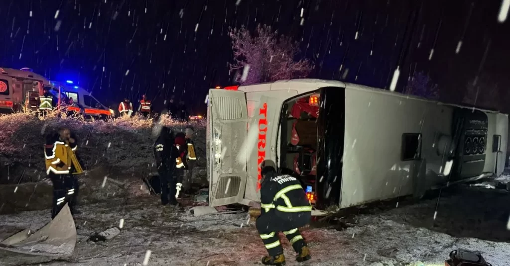 istanbul sinop seferini yapan otobus kaza yapti 6 kisi oldu 33 kisi yaralandi habermeydan