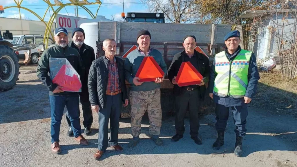 sinop ta traktor suruculerine reflektor dagitildi habermeydan