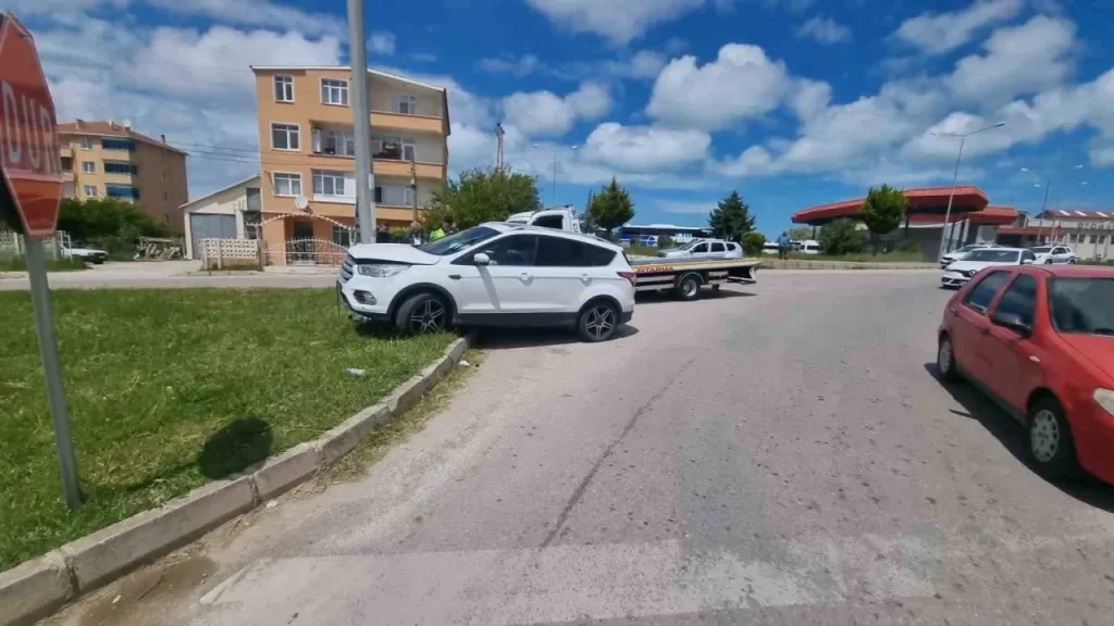 sinop ta elektrik diregine carpan otomobilde 2 kisi yaralandi habermeydan