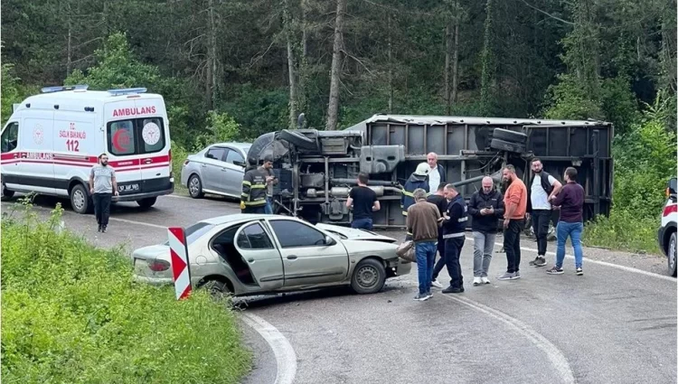 sinop ta kamyonet ile otomobilin carpistigi kazada 3 kisi yaralandi habermeydan