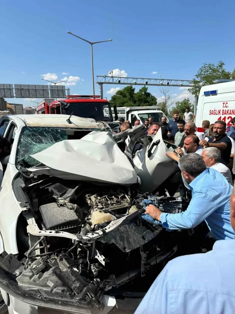 mus ta kamyona arkadan carpan kamyonetteki 2 kisi yaralandi habermeydan