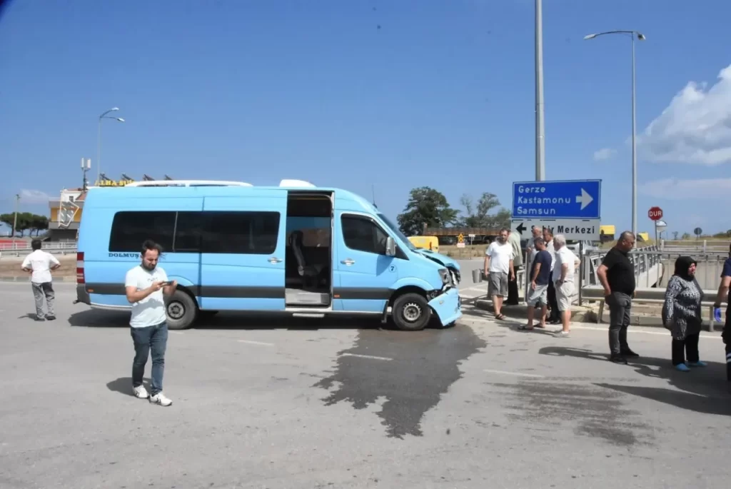 sinop ta dolmus ile otomobil carpisti habermeydan