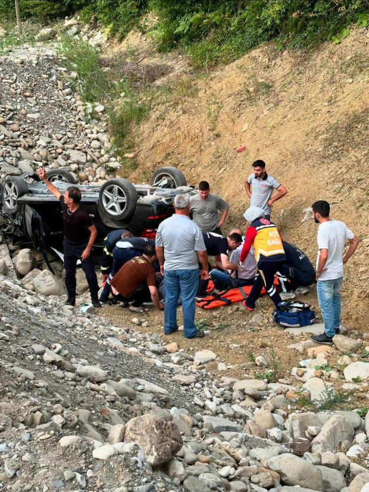 sinop ta sarampole dusen otomobilde 2 kisi yaralandi habermeydan