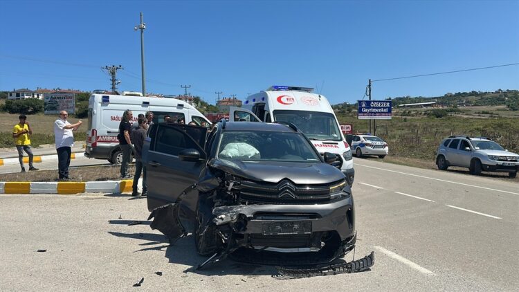 sinop ta 2 otomobilin carpismasi sonucu 8 kisi yaralandi habermeydan