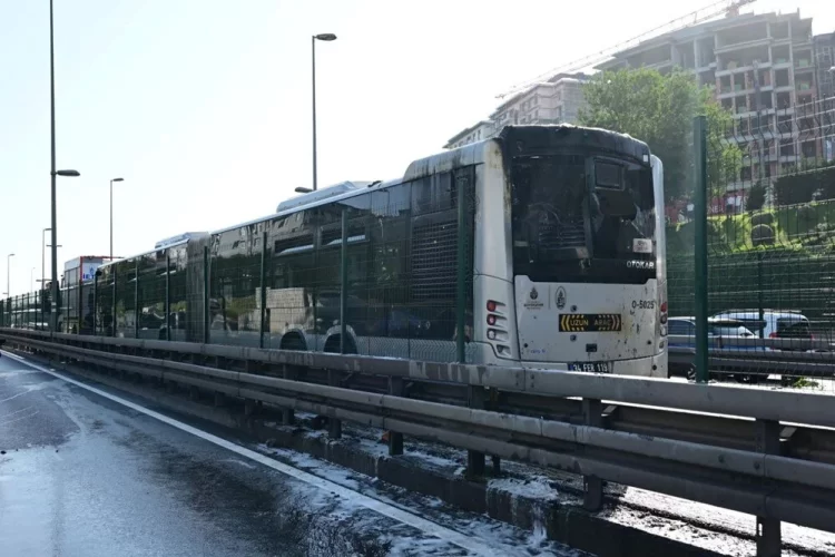 Istanbulda metrobus yangini habermeydan