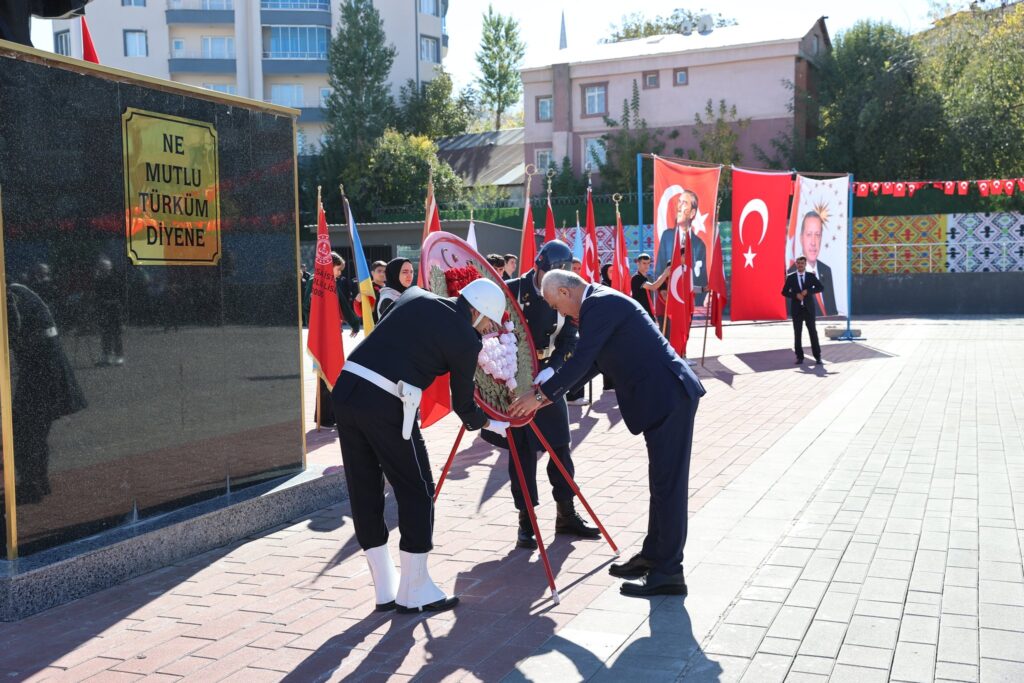 mus ta 29 ekim cumhuriyet bayrami celenk sunma toreni yapildi habermeydan 1