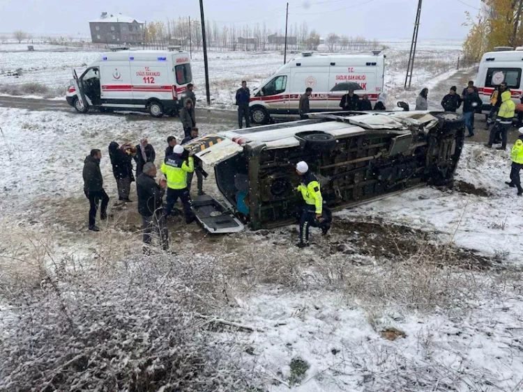 mus ta devrilen minibuste surucu ile 15 ogretmen yaralandi habermeydan