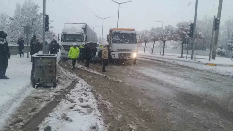 mus un otogar mevkiinde zincirleme kaza habermeydan