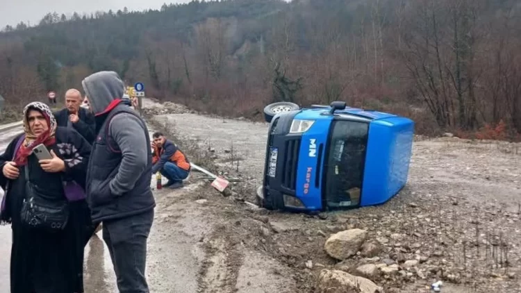 sinop un turkeli ayancik karayolu nda kargo araci devrildi habermeydan