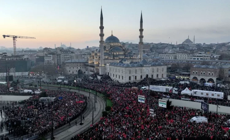 Binlerce kisi Filistine destek icin Galata Koprusunde habermeydan