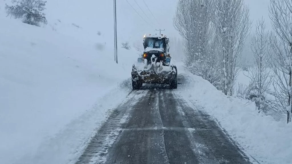 mus ta etkili kar yagisi nedeniyle 303 koy yolu ulasima kapandi habermeydan