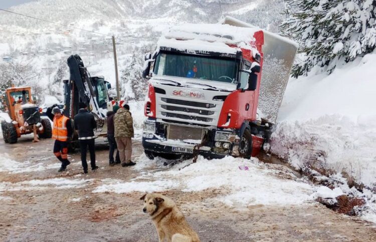 sinop ta dogalgaz tupleri tasiyan tir sarampole dustu habermeydan