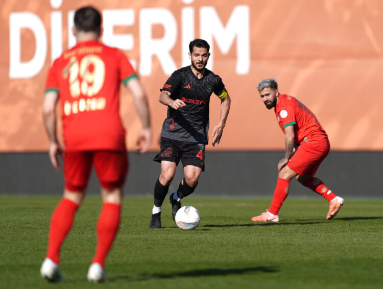 Trendyol 1. Lig'in 29. haftasında Siltaş Yapı Pendikspor ile Amed Sportif Faaliyetler, Pendik Stadı'nda karşılaştı. Bir pozisyonda Siltaş Yapı Pendikspor oyuncusu Mesut Özdemir (ortada), Amed Sportif Faaliyetler oyuncusu Ömer Bayram (19) ile mücadele etti. ( Beyza Cömert - Anadolu Ajansı )